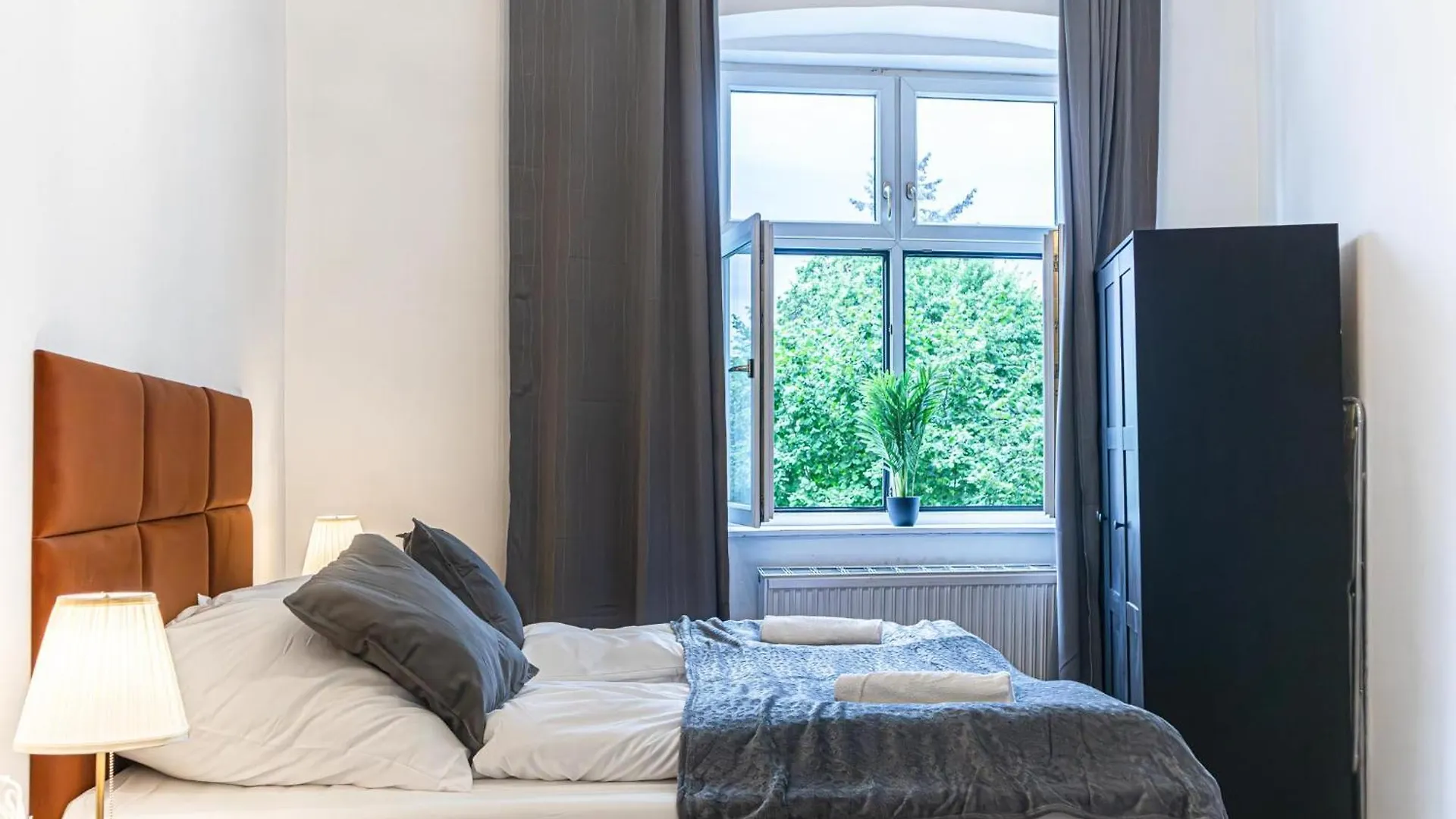 Pleasant 2Br Apt- Near Train Station Hetzendorf Vienne 0*,
