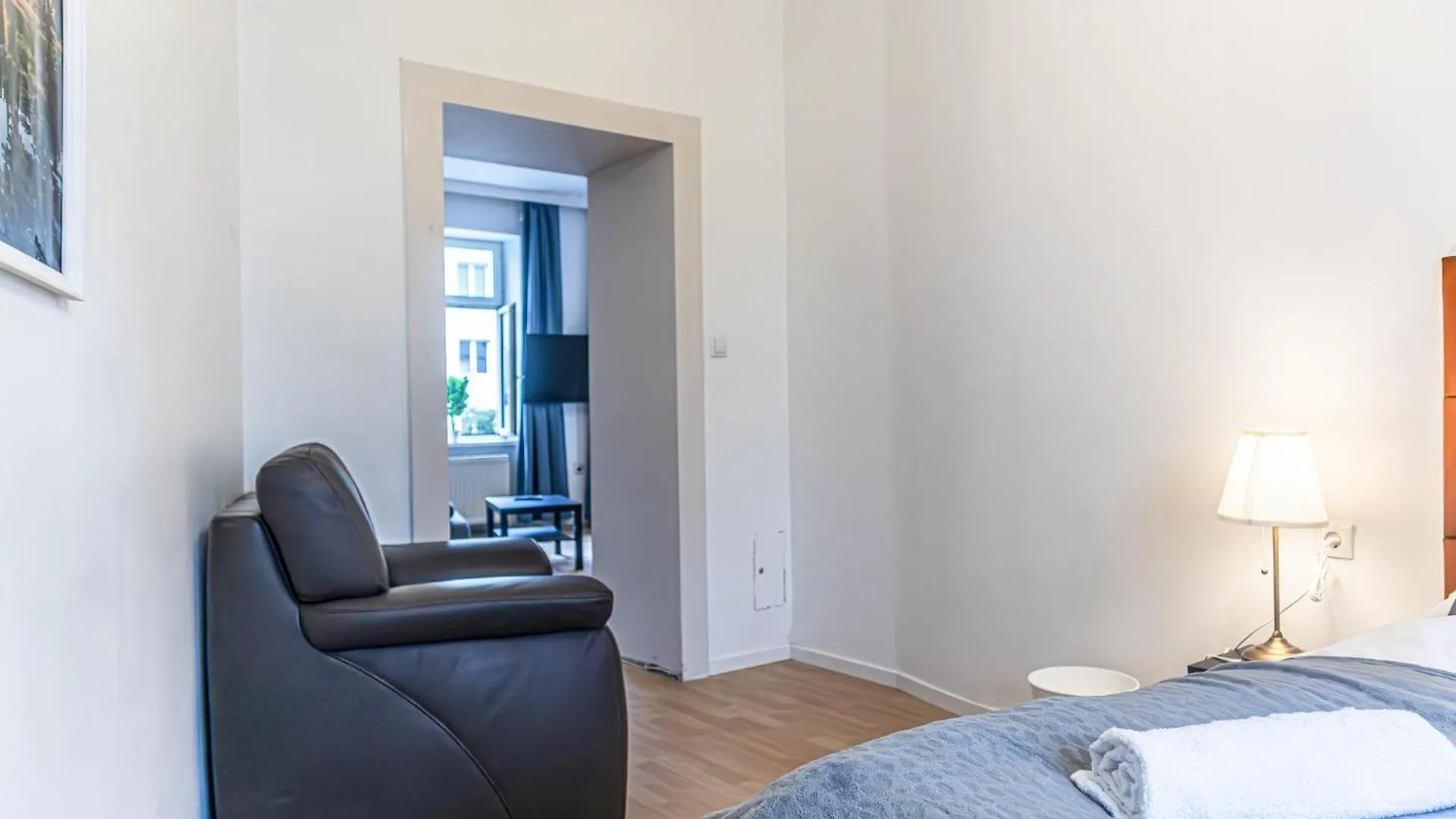 Pleasant 2Br Apt- Near Train Station Hetzendorf Vienne 0*,